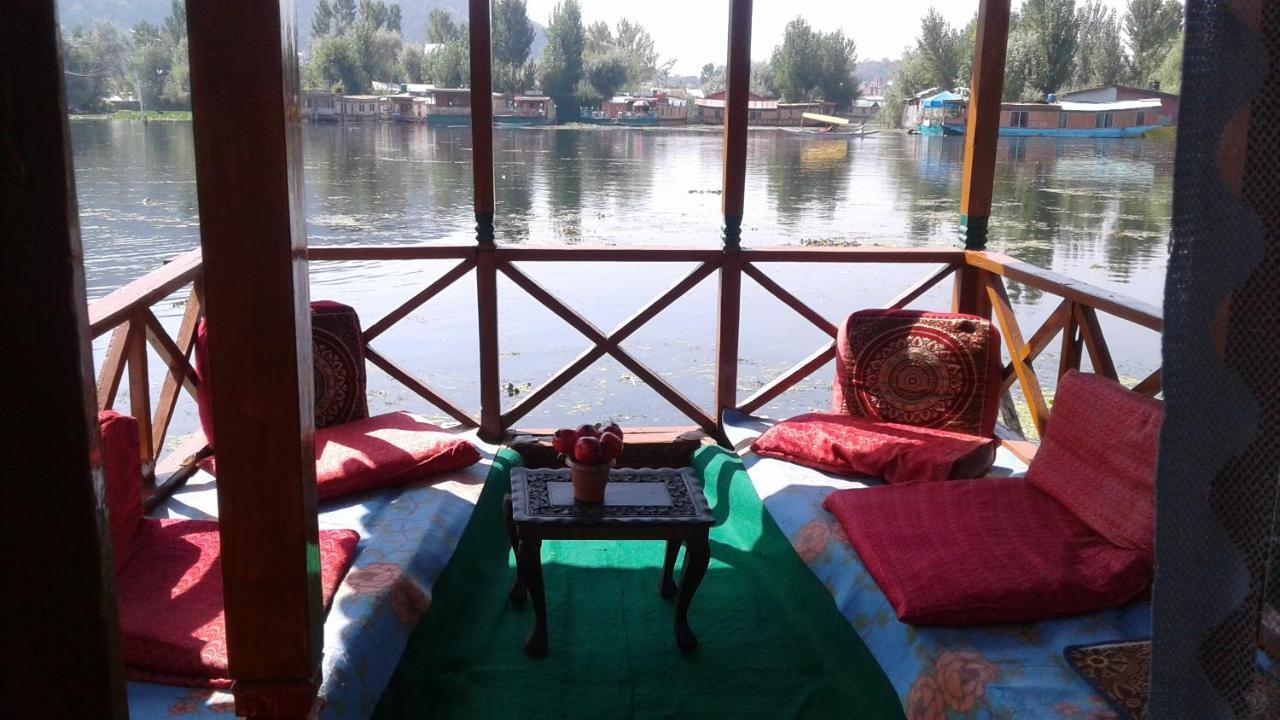 Houseboat Dunhill Bed and Breakfast Srīnagar Buitenkant foto