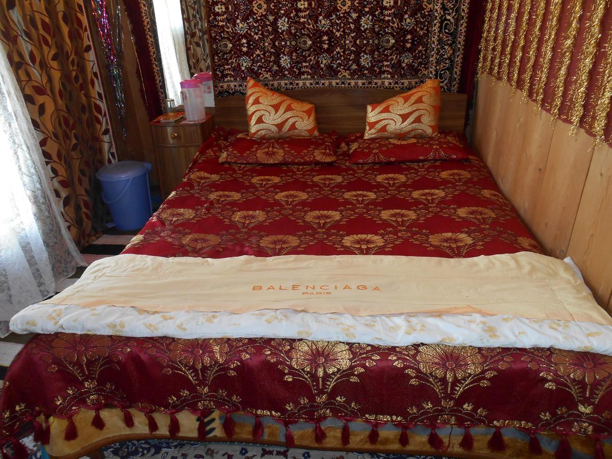Houseboat Dunhill Bed and Breakfast Srīnagar Buitenkant foto