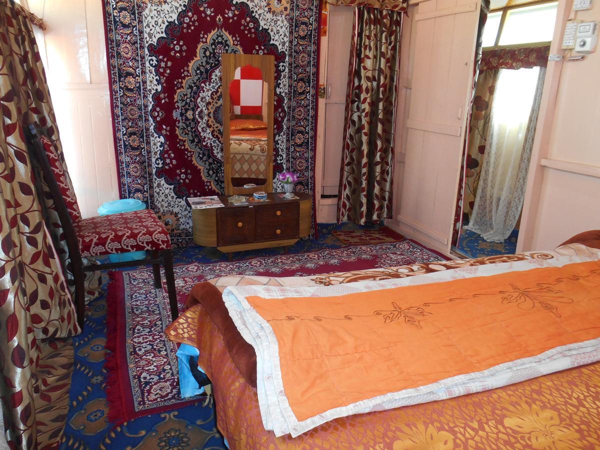 Houseboat Dunhill Bed and Breakfast Srīnagar Buitenkant foto