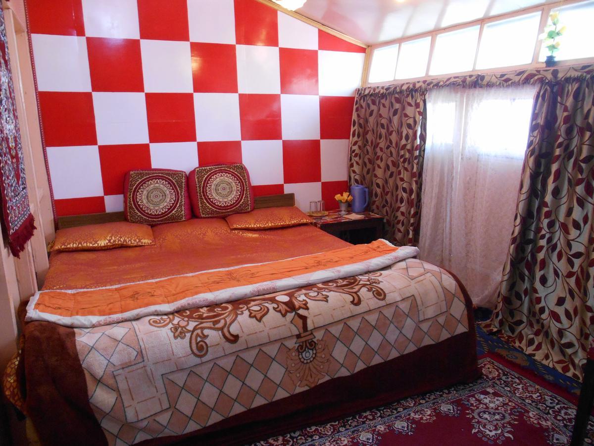 Houseboat Dunhill Bed and Breakfast Srīnagar Buitenkant foto