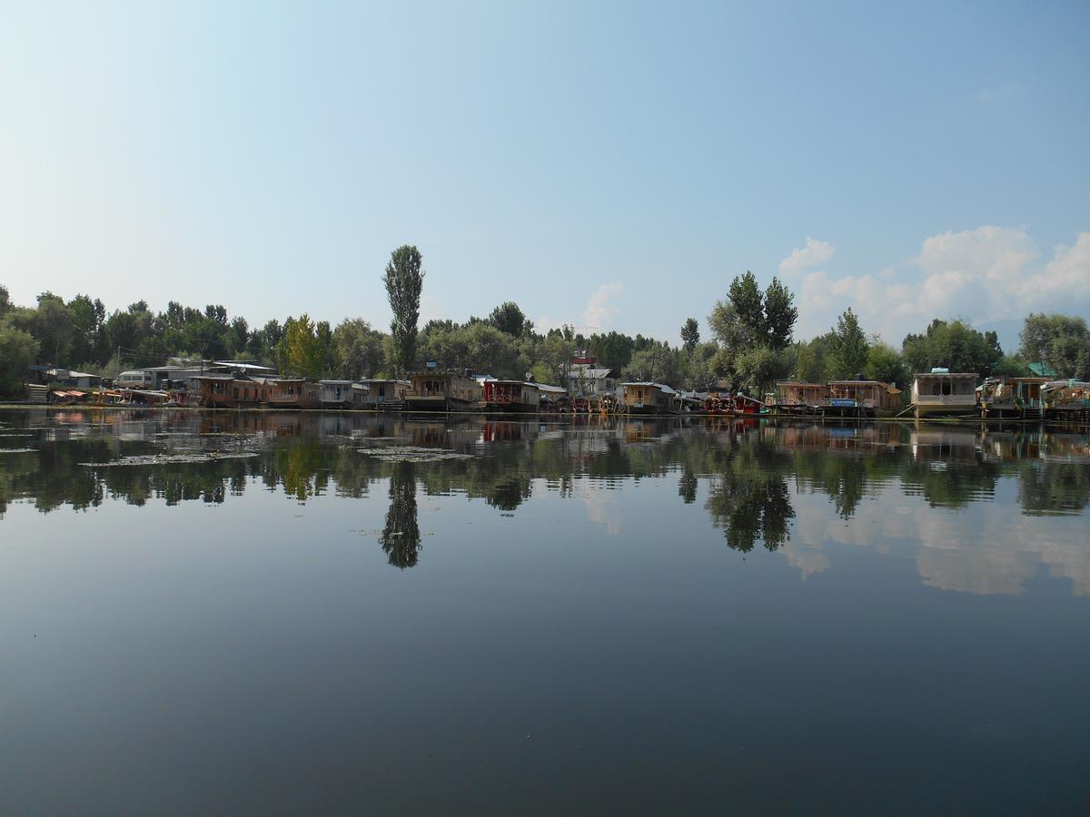 Houseboat Dunhill Bed and Breakfast Srīnagar Buitenkant foto