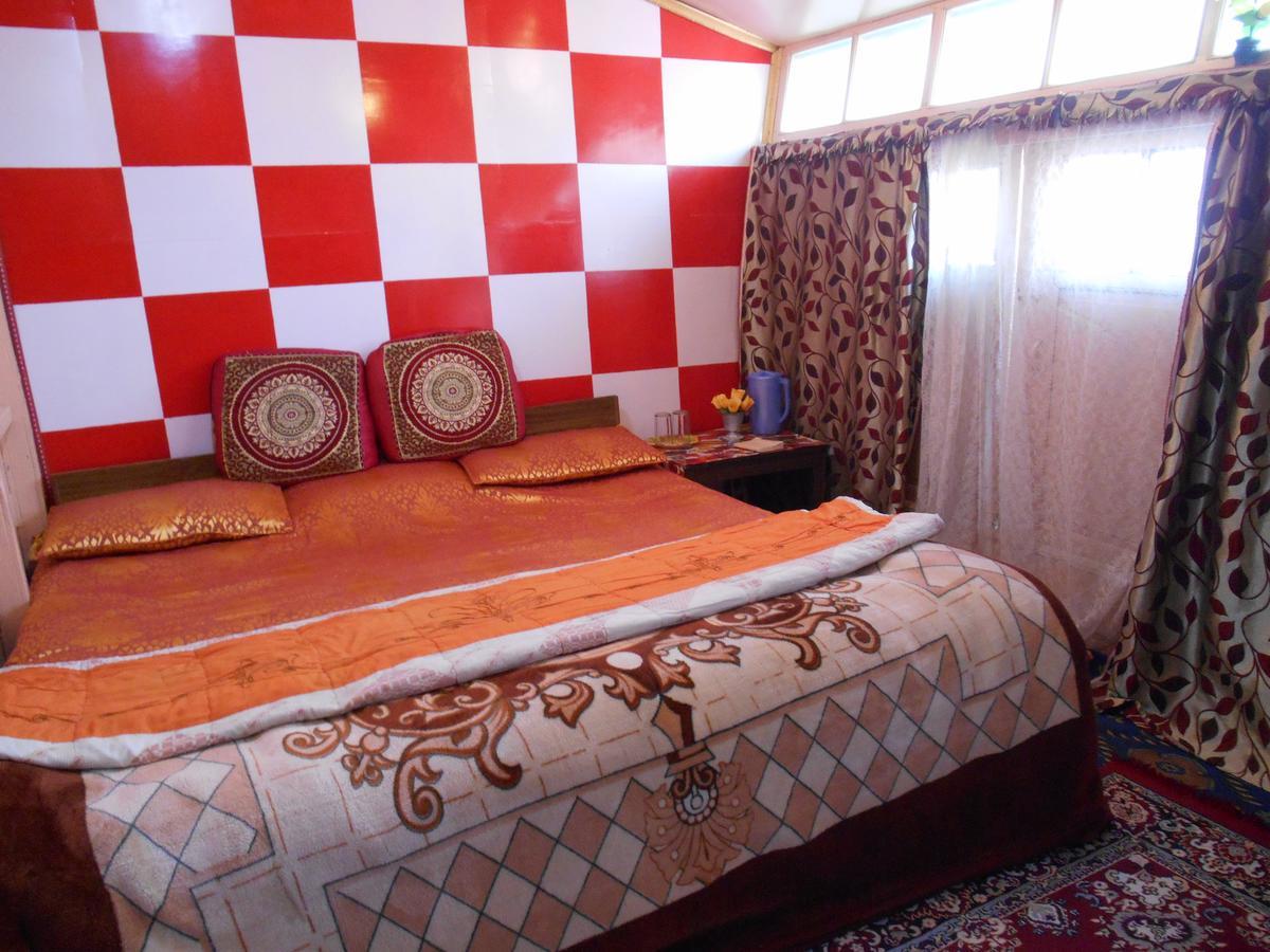 Houseboat Dunhill Bed and Breakfast Srīnagar Buitenkant foto