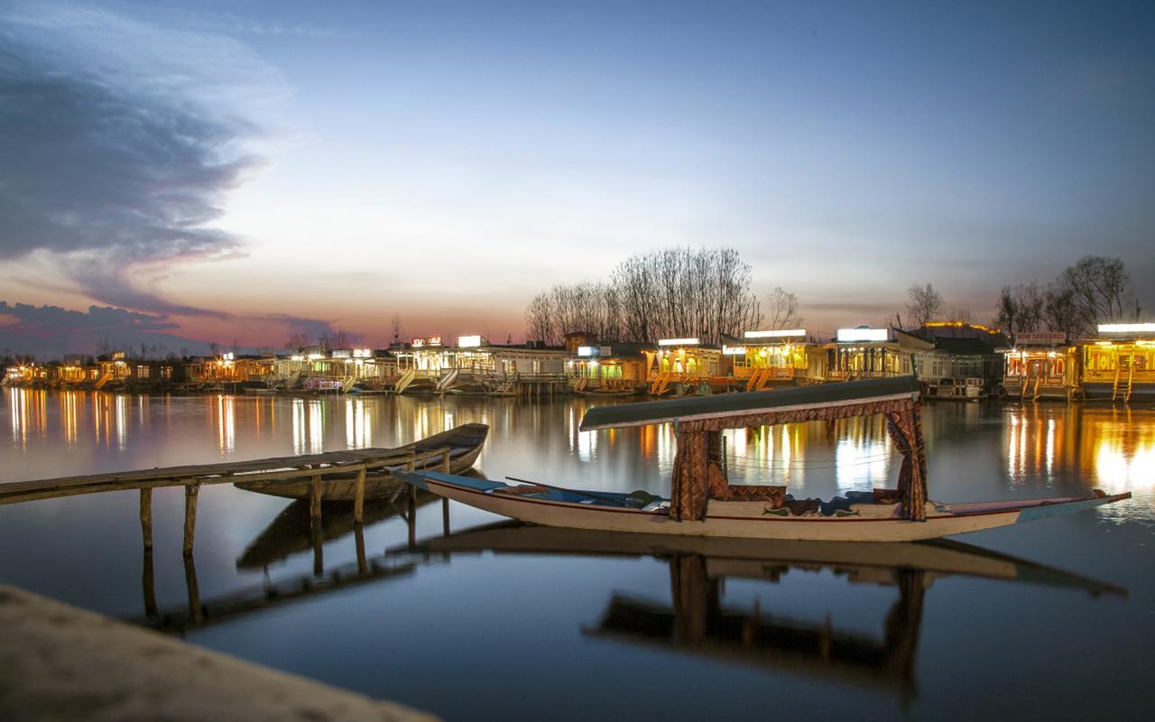 Houseboat Dunhill Bed and Breakfast Srīnagar Buitenkant foto